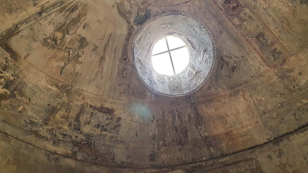 VII.5.24 Pompeii. August 2021. Caldarium (39), circular window in centre of upper basin alcove.
Foto Annette Haug, ERC Grant 681269 DÉCOR.