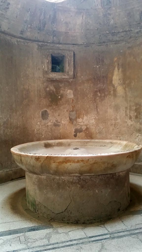 VII.5.24 Pompeii. August 2016.
Caldarium (39), looking south to marble basin, labrum (41). Photo courtesy of Maribel Velasco.