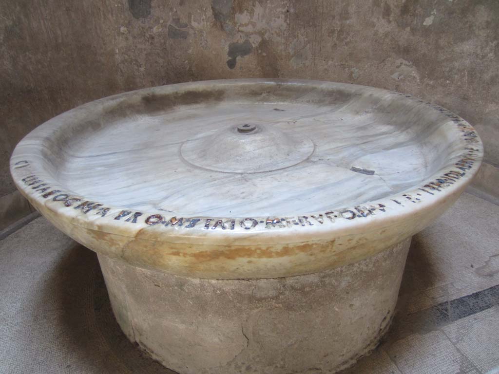VII.5.24 Pompeii. March 2012. Large marble basin or labrum (41) in apse of caldarium (39). Photo courtesy of Marina Fuxa.