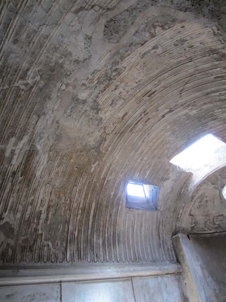 VII.5.24 Pompeii. March 2012.
Ceiling stucco on east wall in caldarium (39). Photo courtesy of Marina Fuxa.