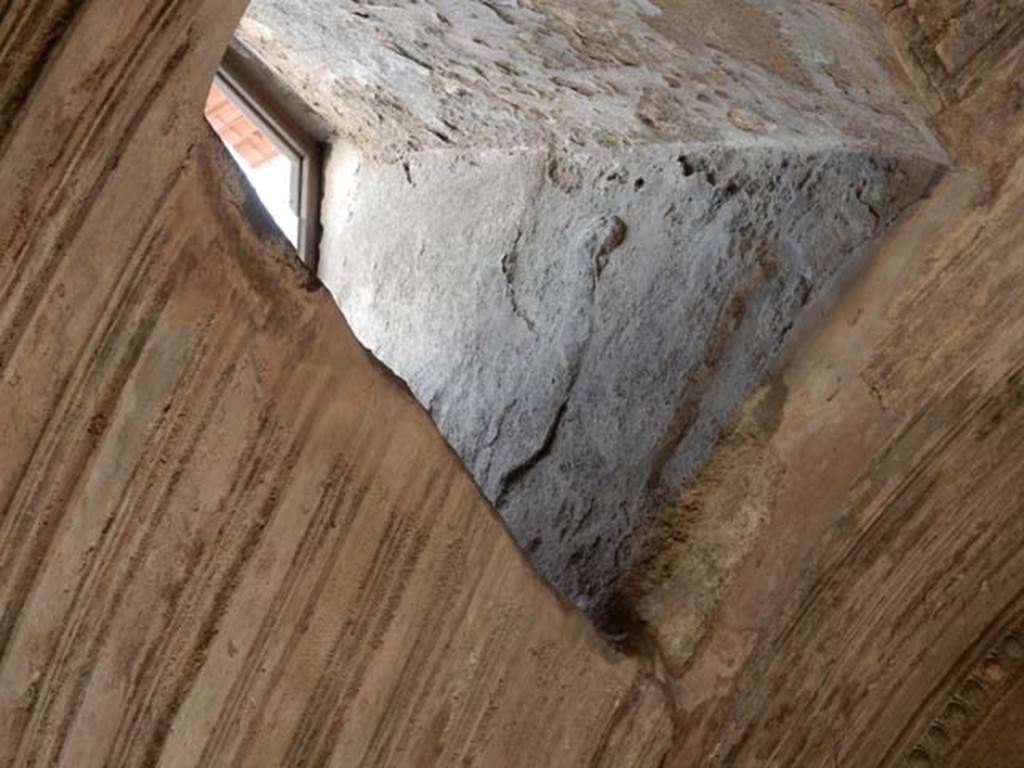 VII.5.24 Pompeii. May 2015. Ceiling stucco in caldarium (39), and detail of remains of stucco on window opening in east wall. Photo courtesy of Buzz Ferebee.