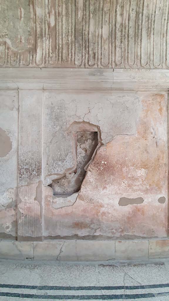 VII.5.24 Pompeii. August 2021. Caldarium (3), detail from east wall.
Foto Annette Haug, ERC Grant 681269 DÉCOR.