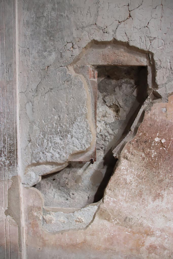 VII.5.24 Pompeii. May 2024.
Caldarium (39), heating duct in east wall. Photo courtesy of Klaus Heese.