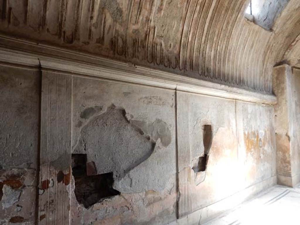 VII.5.24 Pompeii. May 2015. Caldarium east wall, looking south to laconicum (40).
Photo courtesy of Buzz Ferebee.