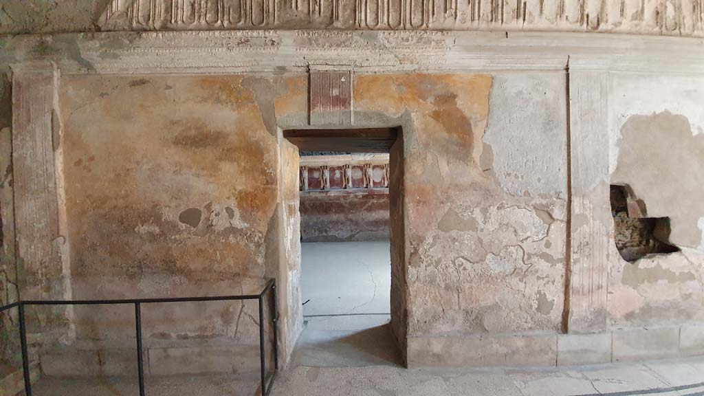 VII.5.24 Pompeii. August 2021. Caldarium (39), looking towards east wall with doorway into tepidarium (37).
Foto Annette Haug, ERC Grant 681269 DÉCOR.