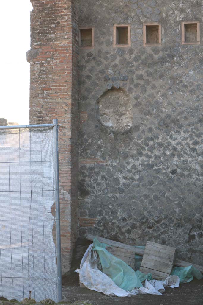 VII.5.25 Pompeii. December 2018.
South wall of shop, niche/recess at east end near entrance doorway. Photo courtesy of Aude Durand.