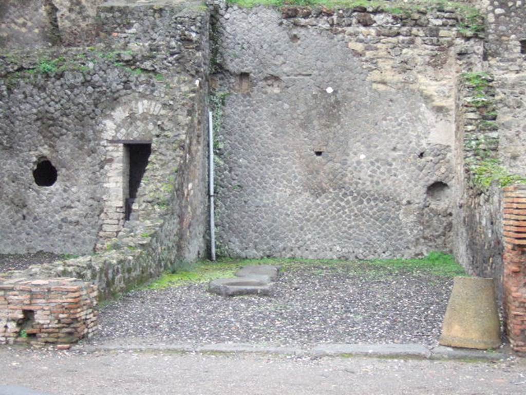 VII.5.26 Pompeii. December 2005. Entrance, looking west. For photographs, Fig 22 and 23 on pages 141-2 and description See Associazione Internazionale Amici di Pompei: Quaderni di Studi Pompeiani, 1/2007.
Barattolo, A and Romaldi, F: Insula VII.5 – Una rilettura ragionata dei documenti grafici. (p.127-146)