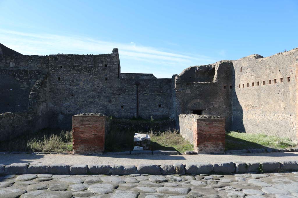 VII.5.28, Pompeii, in centre, with VII.5.27 on left, and VII.5.29 on right. December 2018.
Looking west to entrances. Photo courtesy of Aude Durand.