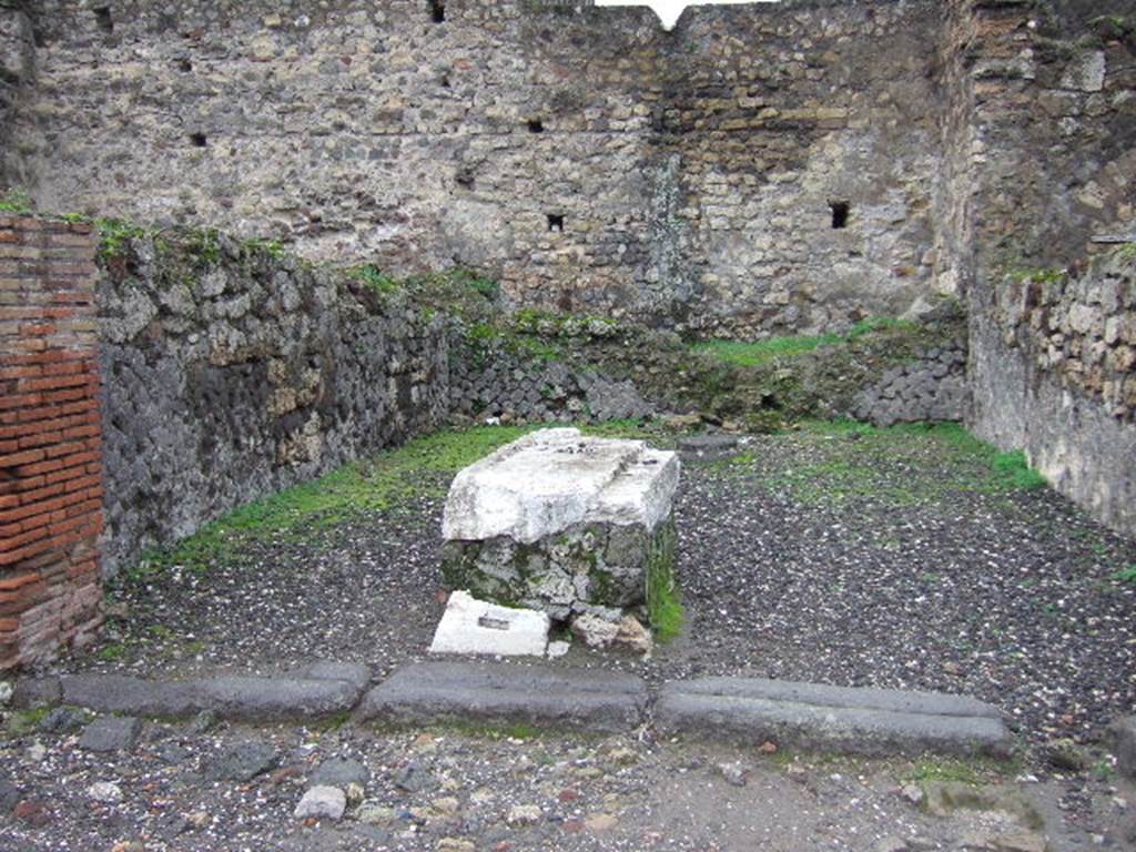 VII.5.28 Pompeii. December 2005. Remains of shop counter in middle.
See Associazione Internazionale Amici di Pompei: Quaderni di Studi Pompeiani, 1/2007. Barattolo, A and Romaldi, F: Insula VII.5 – Una rilettura ragionata dei documenti grafici. (p.127-146, Fig 24)