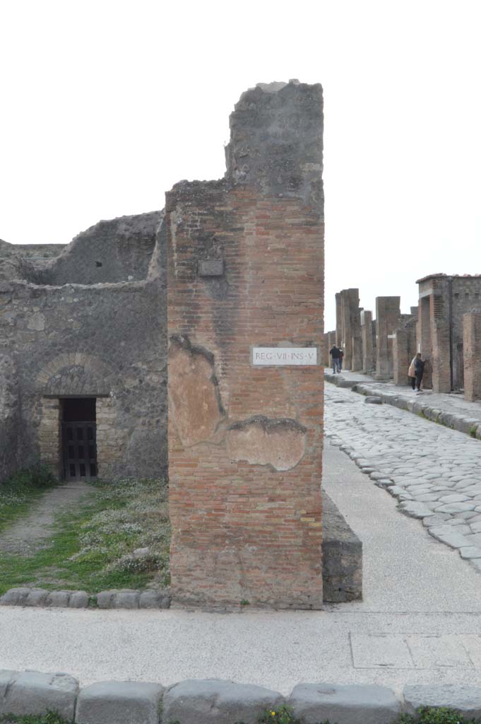 VII.5.29 Pompeii. March 2019.
Pilaster on north side of entrance doorway, at junction with Via delle Terme.
Foto Taylor Lauritsen, ERC Grant 681269 DÉCOR.
