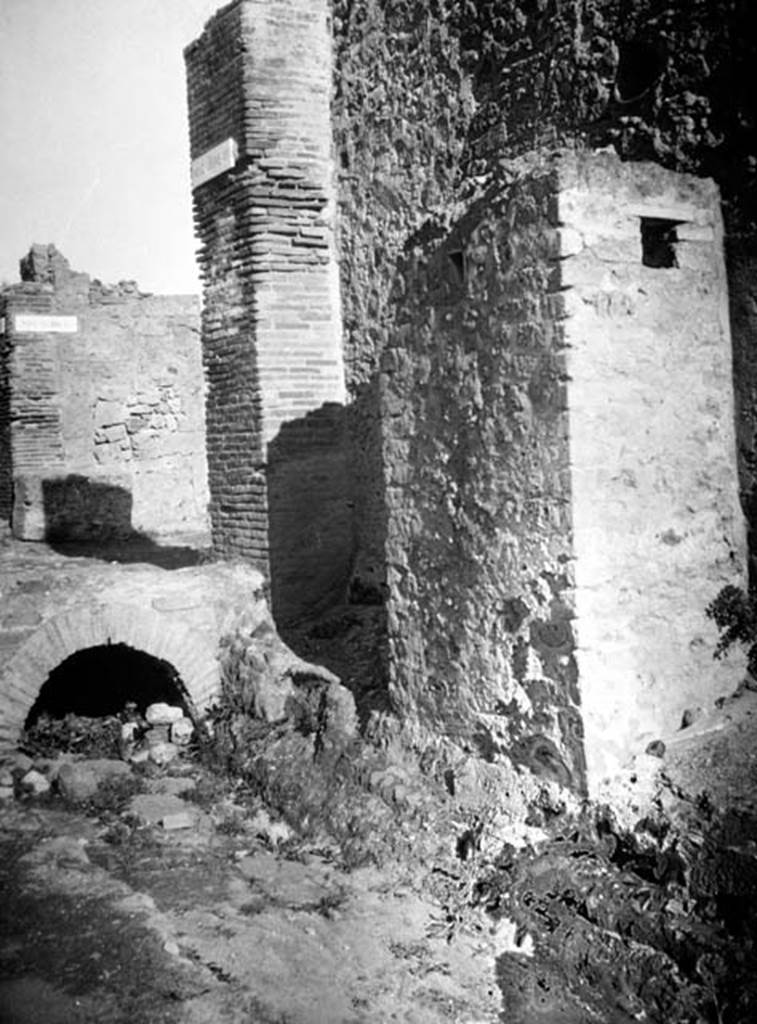 7.6.1/2 Pompeii. W.1514. Looking north towards side (exterior west) wall at side of VII.6.1 on Vicolo del Farmacista.
The large square structure, on the right, would appear to be the recess built out from the exterior wall, forming the kitchen of VII.6.2.
On the left would be the corner pilaster of VI.4.11 or VI.4.12 (depending on whose plan) on Via delle Terme.
Photo by Tatiana Warscher. With kind permission of DAI Rome, whose copyright it remains.