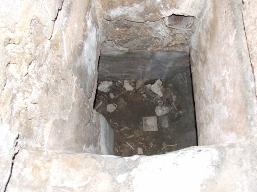 VII.6.3 Pompeii. December 2007. Inside the rectangular cistern in corridor (i). According to Spano this was closed by a wooden lid that slid in the grooves still visible in the wall. Rectangular holes in the wall above held a wooden beam from which a pulley was suspended. See Notizie degli Scavi di Antichità, 1910, p. 444.