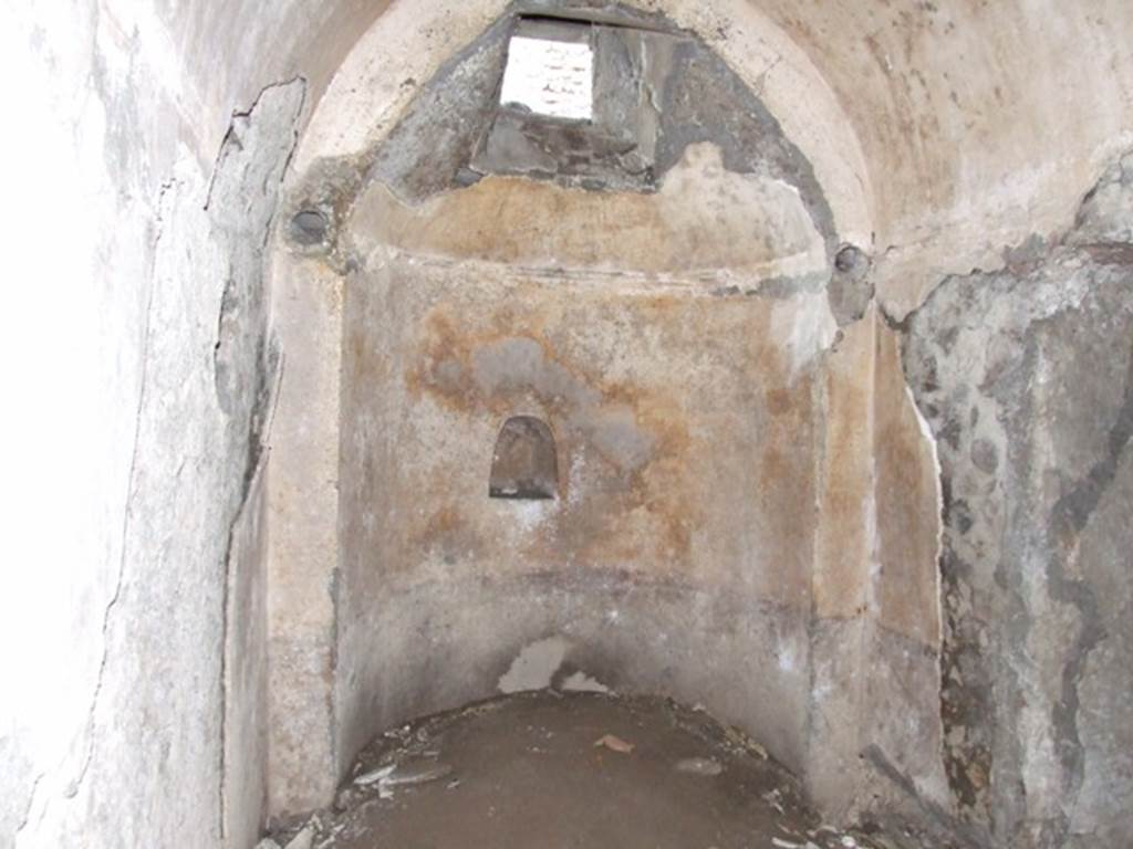 VII.6.3 Pompeii. December 2007. Room (j), west side of bath area showing alcove with niche and window above.