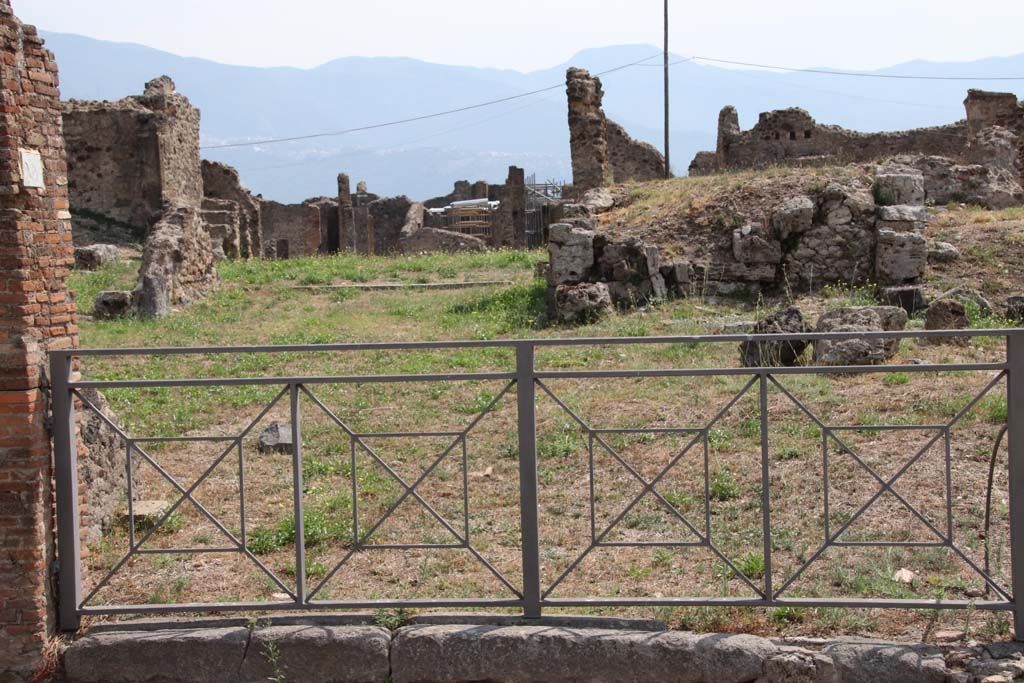 VII.6.6 Pompeii. September 2021.
Looking south across sill or threshold of entrance to the site of a shop. Photo courtesy of Klaus Heese.