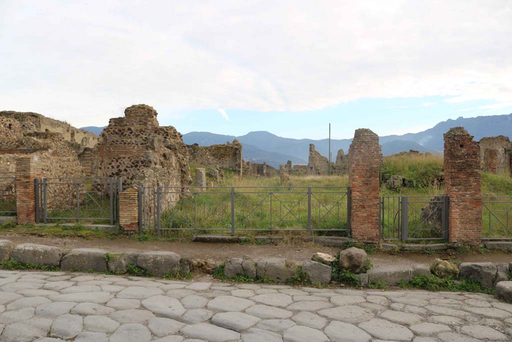 VII.6.10, Pompeii, on left, with VII.6.9 and 8, in centre, and VII.6.7, entrance doorway, on right. December 2018.
Looking south from Via delle Terme. Photo courtesy of Aude Durand.