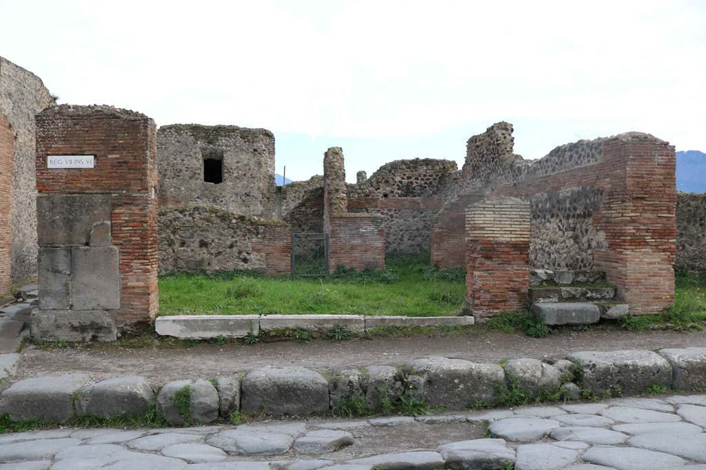 VII.6.14 on left, and steps at VII.6.13, on right. December 2018. Looking south to entrance doorways. Photo courtesy of Aude Durand.