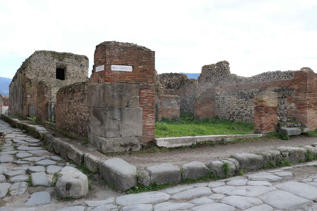 Vicolo delle Terme, on left, with entrance of VII.6.15, south of the corner of the junction. December 2018.
The doorway to VII.6.14 is on Via delle Terme, linked to VII.6.15, is on the corner of the junction, on the right.
Photo courtesy of Aude Durand.