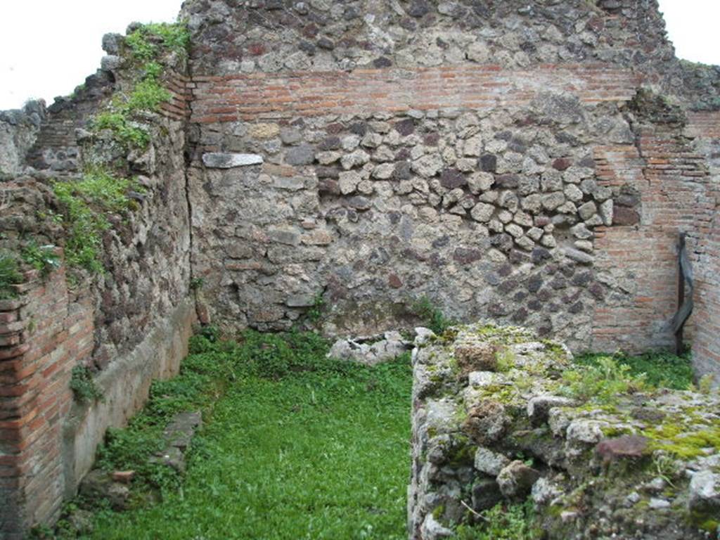 VII.6.15 Pompeii. December 2004. Looking west across south side of bar-room. In the south wall, in the left-front of the photo, is a doorway leading through to the long room. In the south-west corner at the rear can be seen the remains of a structure. Fiorelli called it “un sedile di Fabbrica” (a seat of masonry). Eschebach called it a “zweischenkeliger Herd” (a two-legged hearth).
See Pappalardo, U., 2001. La Descrizione di Pompei per Giuseppe Fiorelli (1875). Napoli: Massa Editore.(p.160)
See Eschebach, L., 1993. Gebäudeverzeichnis und Stadtplan der antiken Stadt Pompeji. Köln: Böhlau. (p.294)