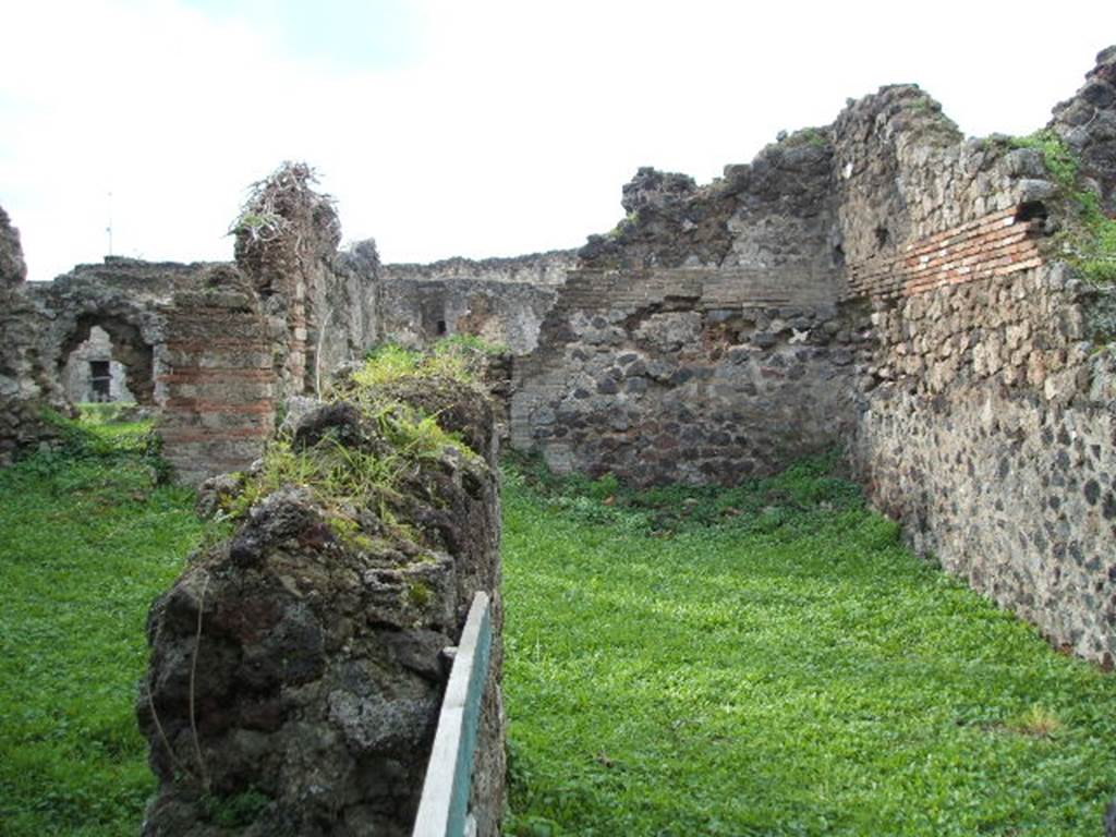 VII.6.16 Pompeii. December 2004 (on left) and VII.6.15, on right.
Looking west across long room linked by doorway to bar room in north wall, perhaps used by the clients.
See also VII.6.14.