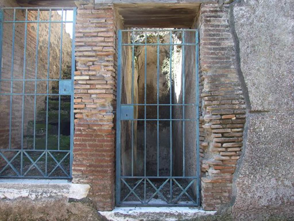 VII.6.17 Pompeii. March 2009. Entrance to VII.6.18 (upstairs) and VII.6.17 (downstairs). Between VII.6.16 and VII.6.17 are three large water storage reservoirs that feed the Forum Baths. VII.6.17 gives access to the lower part of the reservoirs. VII.6.18 gives access to the upper part of the reservoirs.