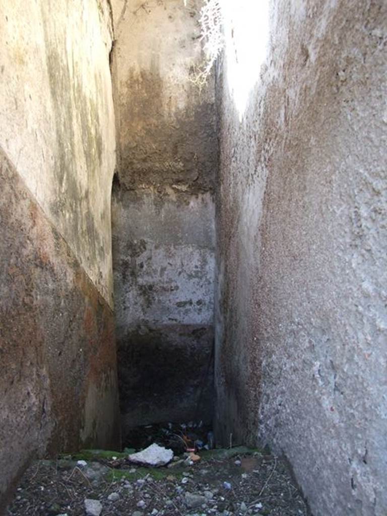 VII.6.17 Pompeii. March 2009. Stairs down. According to Liselotte Eschebach these gave access to a large stopcock which turned the flow on and off. See Eschebach, L., 1993. Gebäudeverzeichnis und Stadtplan der antiken Stadt Pompeji. Köln: Böhlau. (p. 41).