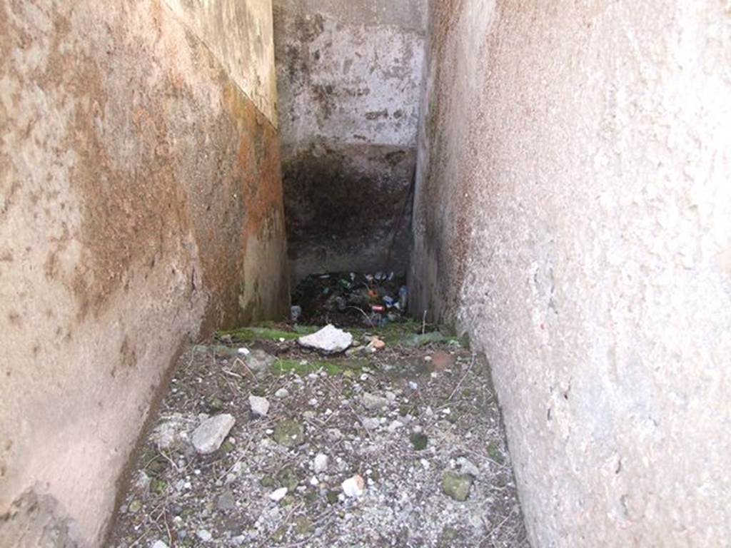 VII.6.17 Pompeii. March 2009. Stairs down. According to Liselotte Eschebach there were three turns of stairs. See Eschebach, L., 1993. Gebäudeverzeichnis und Stadtplan der antiken Stadt Pompeji. Köln: Böhlau. (p. 41).