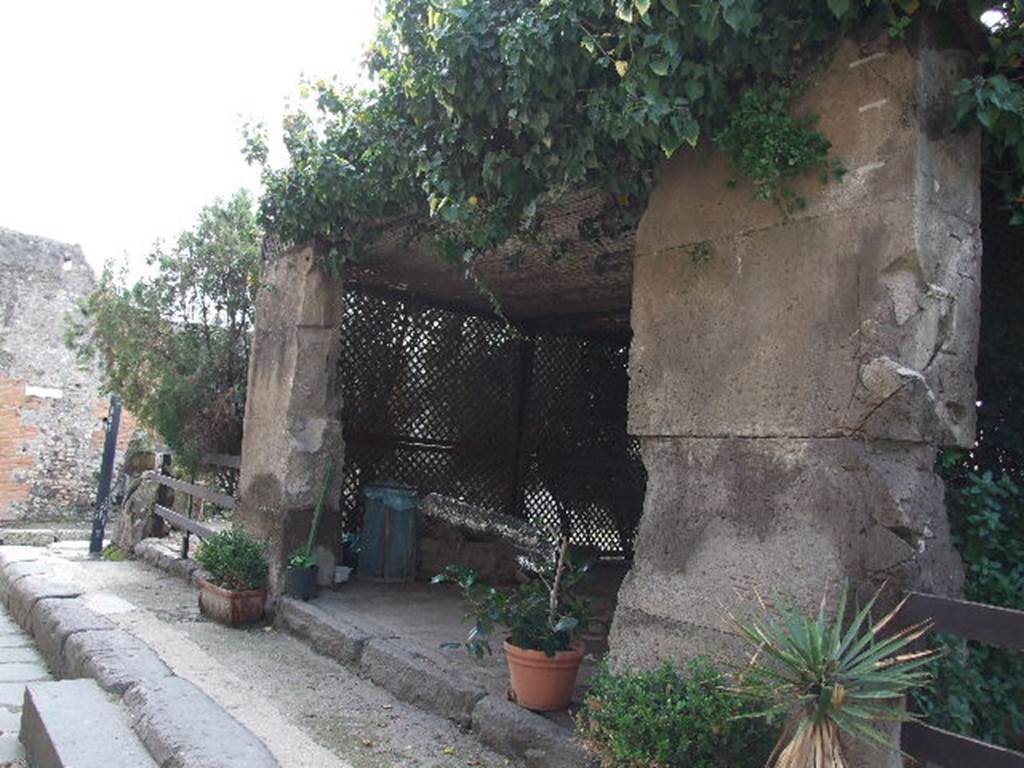 VII.6.22 Pompeii. December 2006. Entrance on Vicolo delle Terme. Looking south.
