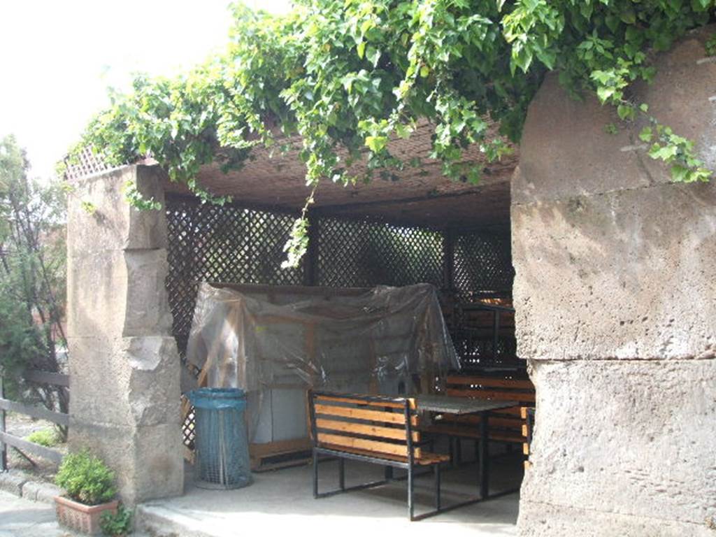 VII.6.22 Pompeii. May 2006. Restaurant - outside seating area.