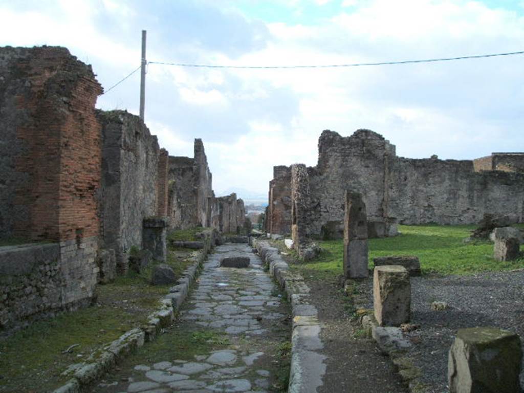 VII.7 Pompeii. Vicolo dei Soprastanti looking west across entrance at VII.6.25 (on right)