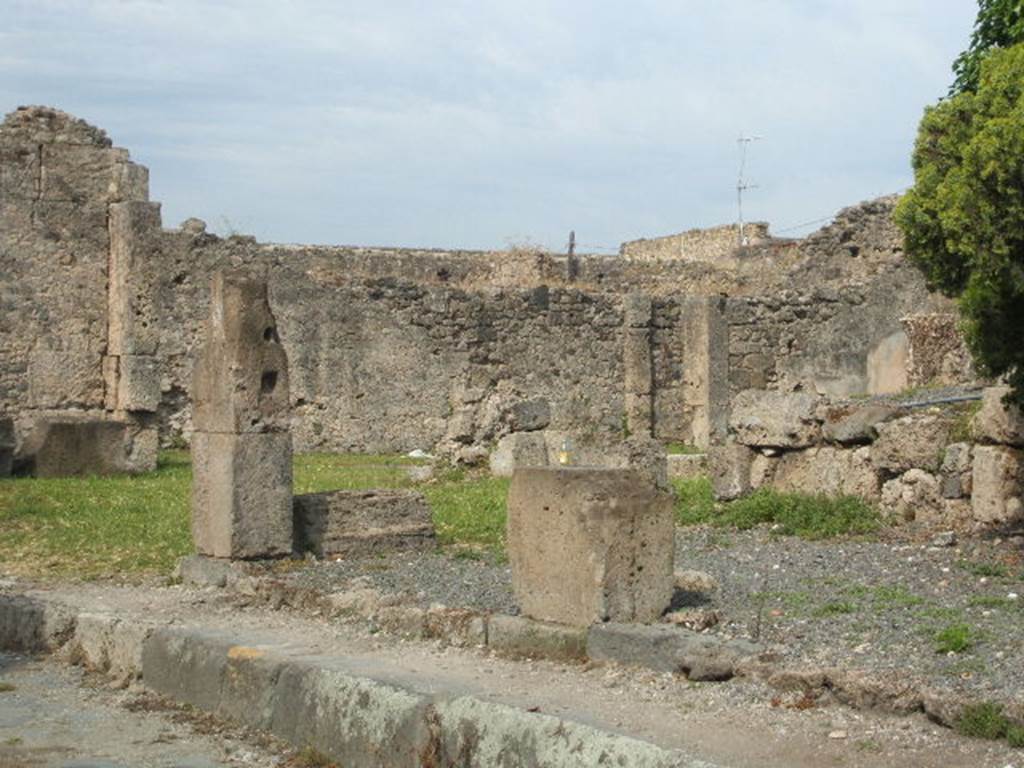 VII.6.26 Pompeii. May 2005. Looking north-west towards entrances at VII.6.27 (grass) and VII.6.26 (centre) and VII.6.25 (on right).