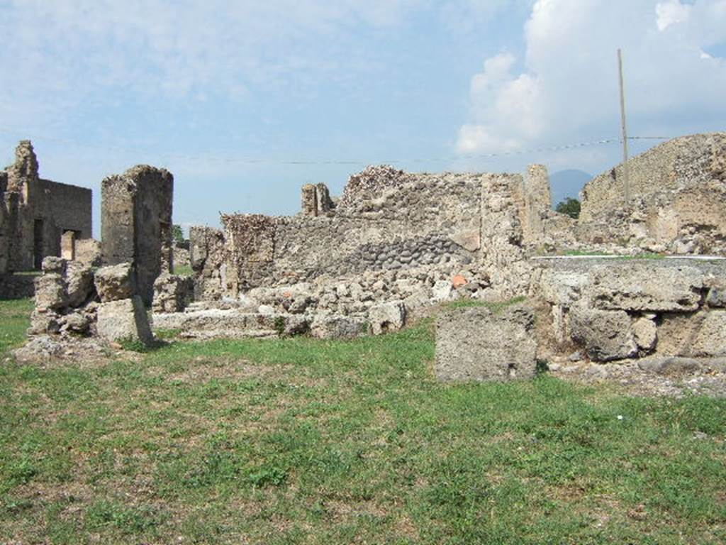 VII.6.27 in lower right-side corner, with VII.6.28 on left and in background. September 2005. According to Fiorelli and Eschebach, this shop had a staircase to the upper floor against the west wall, a doorway linking to VII.6.26 in the east wall, and a rear room. See Pappalardo, U., 2001. La Descrizione di Pompei per Giuseppe Fiorelli (1875). Napoli: Massa Editore. (p.160) See Eschebach, L., 1993. Gebäudeverzeichnis und Stadtplan der antiken Stadt Pompeji. Köln: Böhlau. (p.296)