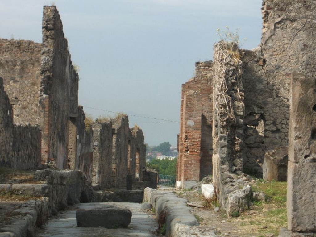 VII.7 Pompeii. May 2005. Vicolo dei Soprastanti looking west with VII.6.27, on the right.