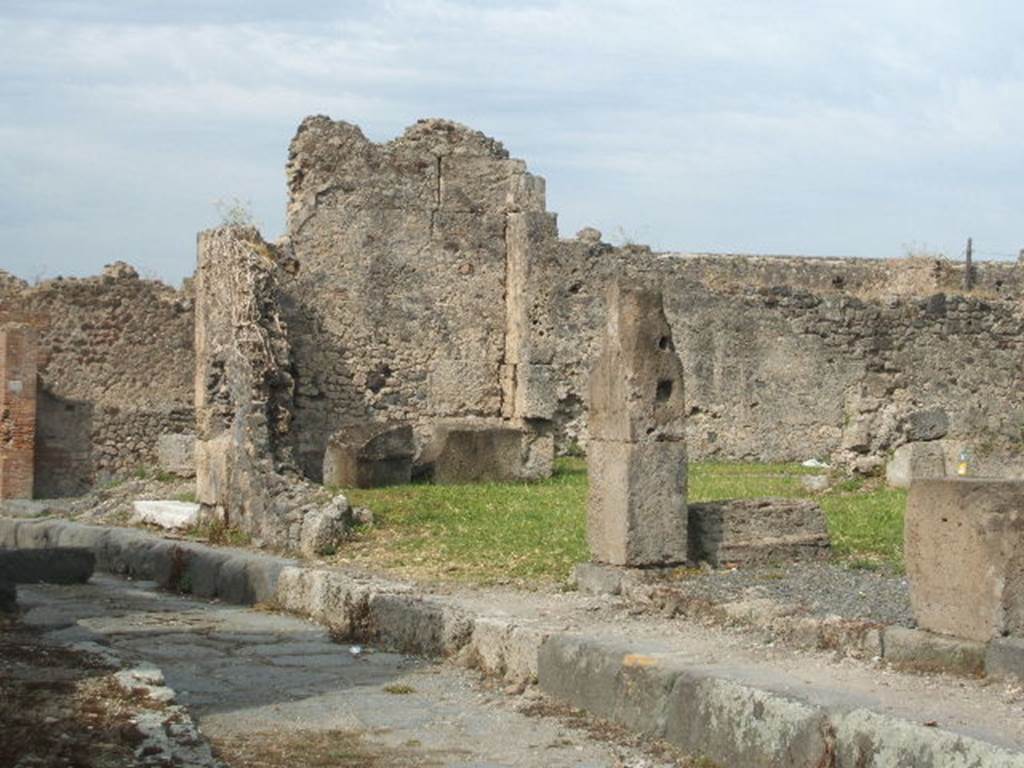 VII.6.28 Pompeii (with white step). VII.6.27 and VII.6.26. September 2005. Looking north-west.
