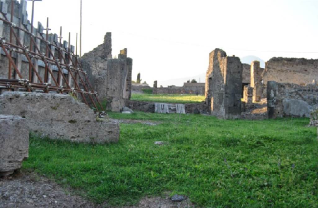 VII.6.28 Pompeii. June 2012. Looking north across remains of atrium, andron and tablinum to the area of the south side of the peristyle.
