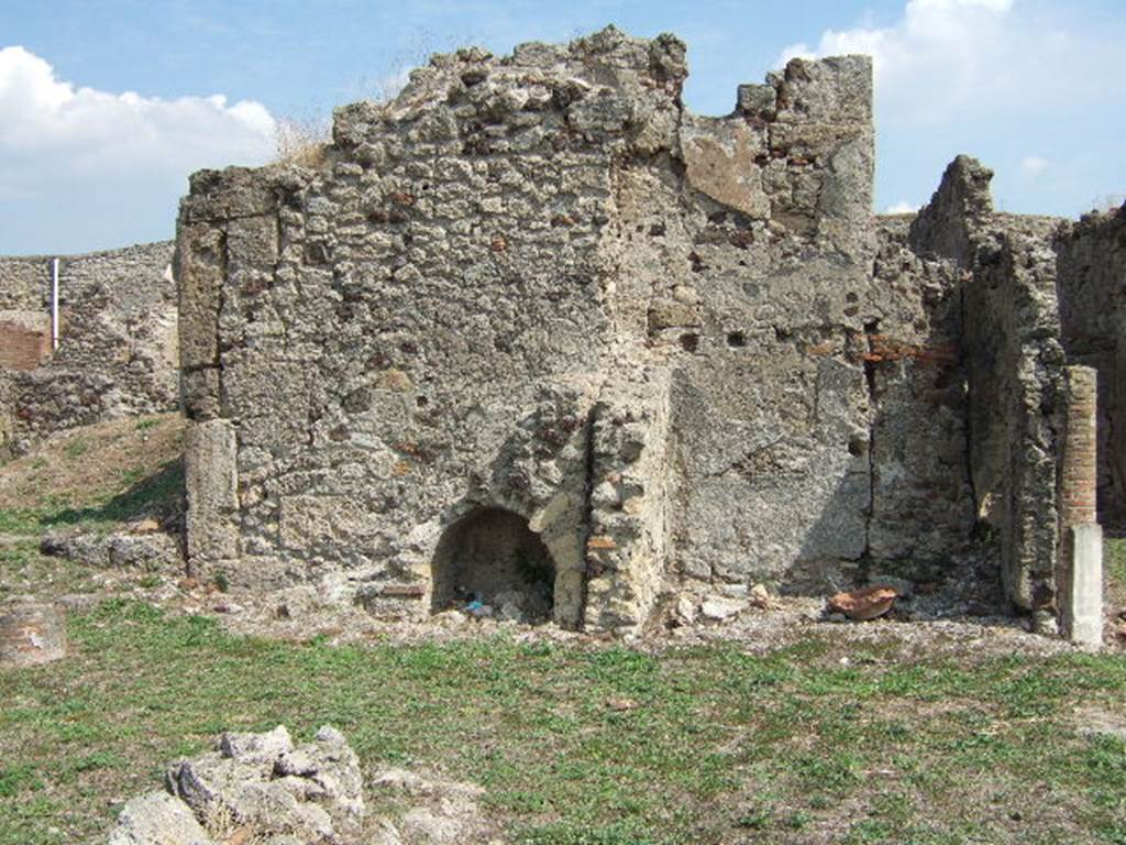 VII.6.7 and 28 Pompeii. September 2005. Stairs of the east wall of the peristyle of VII.6.7 on the left, 
The east wall of the latrine of VII.6.7 is centre left, and VII.6.28 on the right, behind the column.
