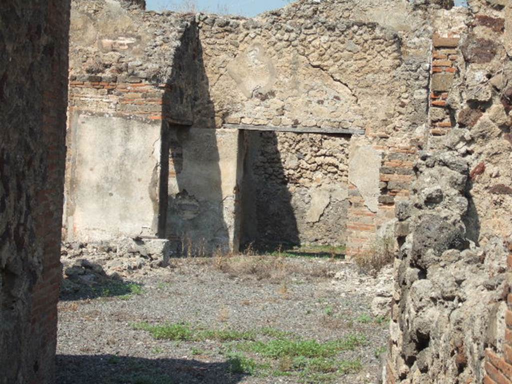 VII.6.30 Pompeii. September 2005. Looking north towards east passageway of the garden area and doorway to room to the east of a very large room. According to the Spano in Notizie degli Scavi, 1910, page 482, this room was totally plain and rustic and did not offer anything of merit, when excavated. In NdS, Spano numbered it as 138, according to PPP, it was numbered 38 on their plan. See Spano in Notizie degli Scavi, 1910, (p.482) See Bragantini, de Vos, Badoni, 1986. Pitture e Pavimenti di Pompei, Parte 3. Rome: ICCD. (plan)