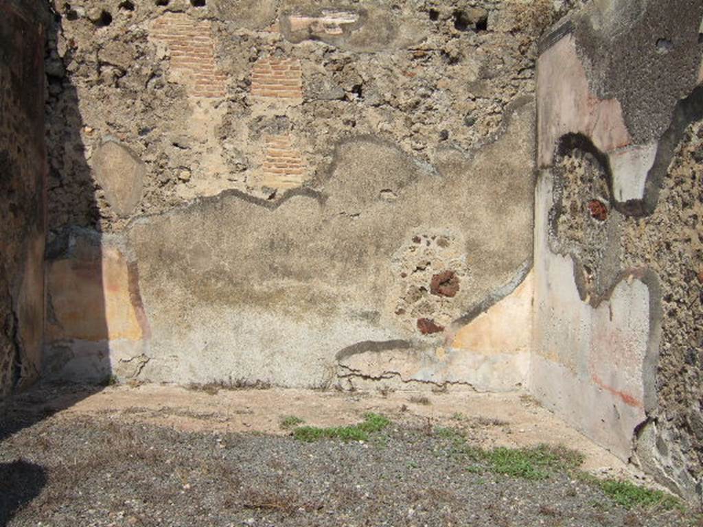 VII.6.30 Pompeii. September 2005. Looking north across a very large room on north side of garden area. PPP numbered this room as 37, Spano in Nds, numbered it as 137. According to Spano, the main entrance doorway was in the south onto the garden area but it also had a smaller doorway in its south-east corner. It had walls divided into large yellow rectangles, in a frieze of the same colour it showed architectural details. In the black lower area of the walls it was divided into squares decorated with plants. Painted flying cupids, and perhaps also Victory, were shown in the centre of the painted wall panels. The ceiling had been vaulted, the curve of the arch much reduced and fallen, traces existed at the top of the north wall. See Bragantini, de Vos, Badoni, 1986. Pitture e Pavimenti di Pompei, Parte 3. Rome: ICCD. (p.155 and plan). See Spano in Notizie degli Scavi, 1910, (p.482)