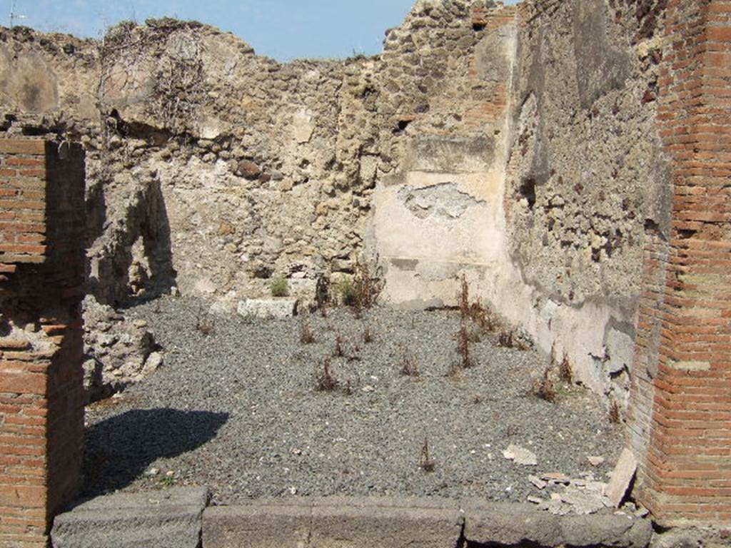 VII.6.31 Pompeii. September 2005. Looking north across shop from entrance. Against the north wall the base of two steps for the staircase can be seen. Fiorelli described this as “a shop with the usual staircase”.