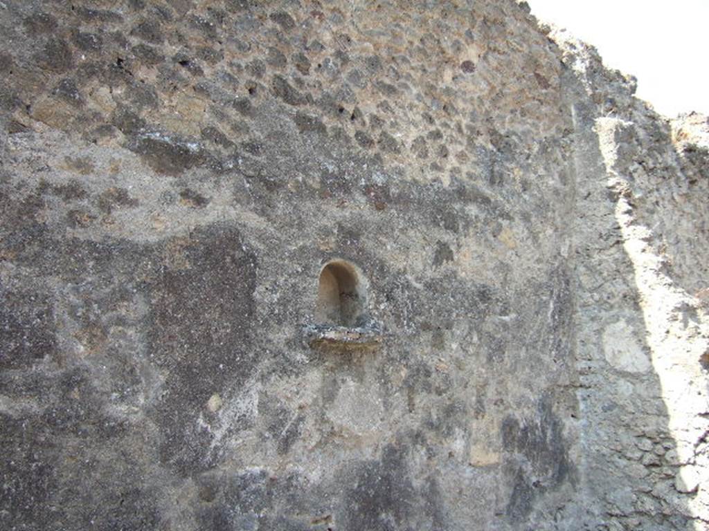 VII.6.33 Pompeii. September 2005. West wall of shop.According to Boyce, in the west wall of the shop-room is an arched niche with a projecting floor.
See Boyce G. K., 1937. Corpus of the Lararia of Pompeii. Rome: MAAR 14. (p. 67, no.33)