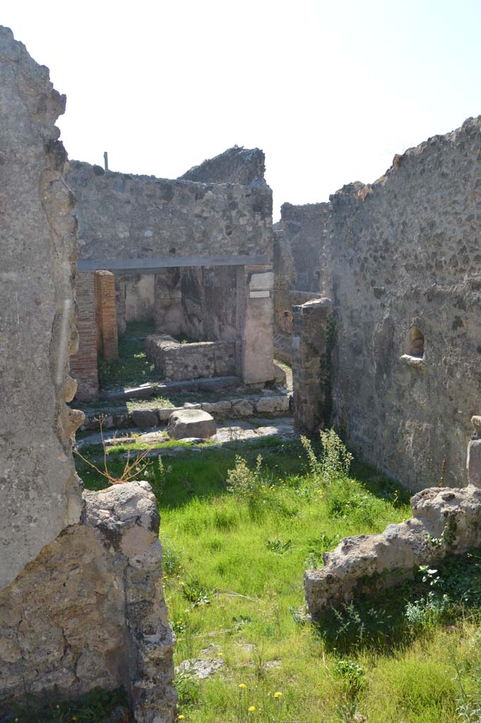 VII.6.33 Pompeii. October 2017.
Looking south from rear room towards entrance onto Vicolo dei Soprastanti, and opposite to VII.7.18.
Foto Taylor Lauritsen, ERC Grant 681269 DÉCOR.