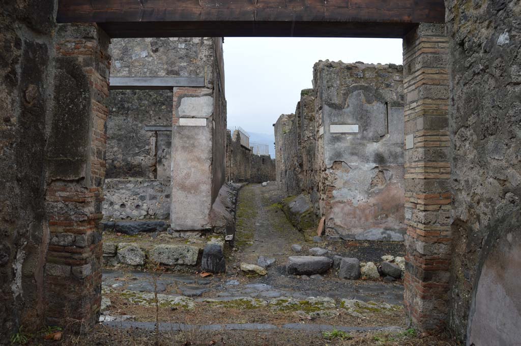 VII.6.34, Pompeii. March 2018.
Looking south from entrance doorway into Vicolo dei Soprastanti, and across to junction with Vicolo del Gallo.
Foto Taylor Lauritsen, ERC Grant 681269 DÉCOR.