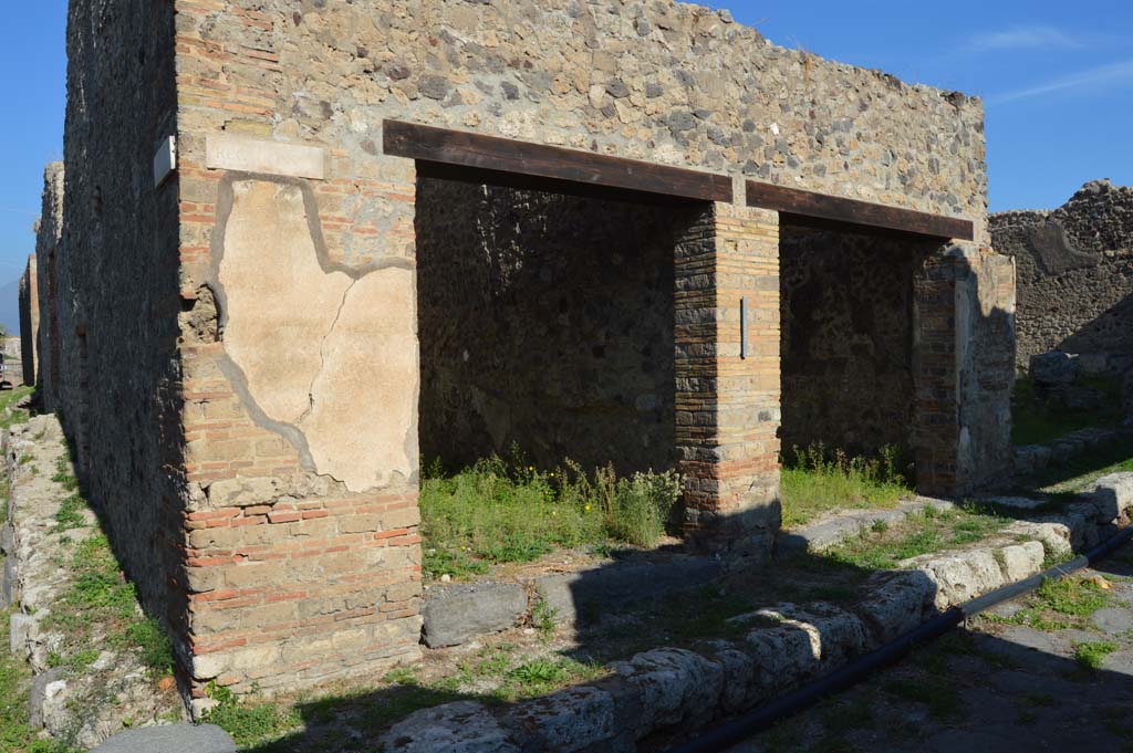 VII.6.35, Pompeii. October 2017. Looking towards doorway, on left, at junction of Vicolo del Farmacista, on left.
Foto Taylor Lauritsen, ERC Grant 681269 DÉCOR.