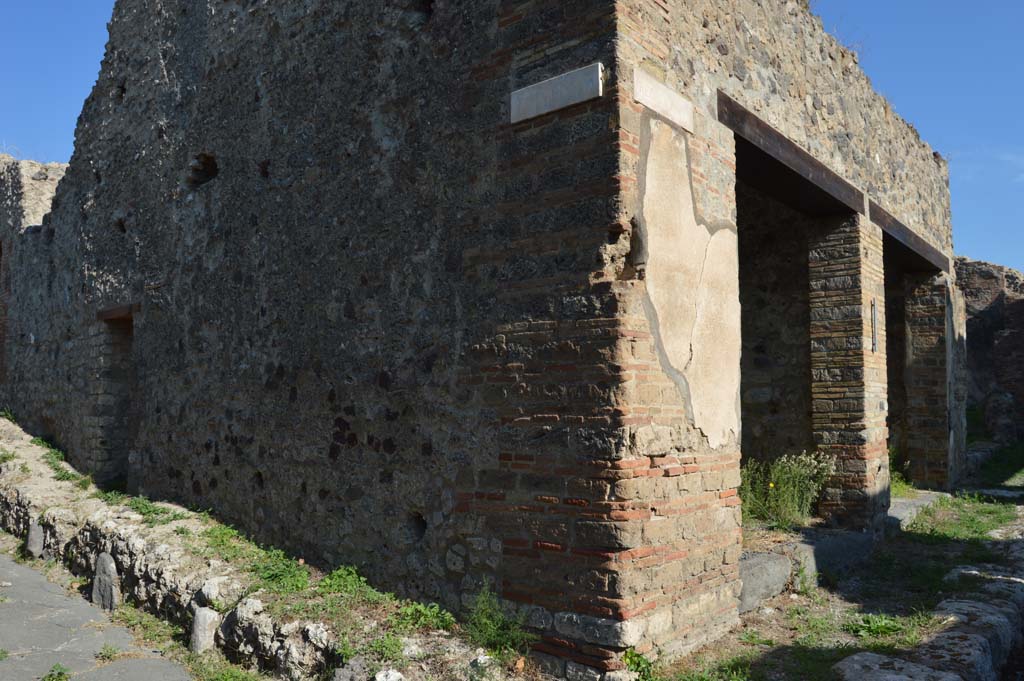 VII.6.35, Pompeii. October 2017.
West side wall on east side of Vicolo del Farmacista, leading to small rear doorway at VII.6.36, on left.
Foto Taylor Lauritsen, ERC Grant 681269 DÉCOR.