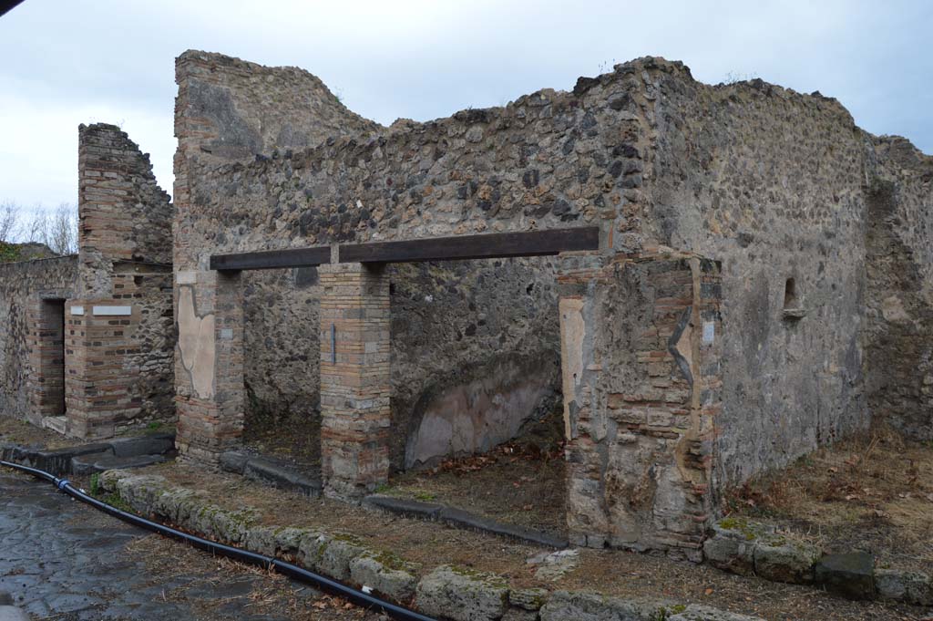 VII.6.35 and VII.6.34 Pompeii in centre. March 2018. Looking towards entrance doorways on north side of Vicolo dei Soprastanti.
Foto Taylor Lauritsen, ERC Grant 681269 DÉCOR.