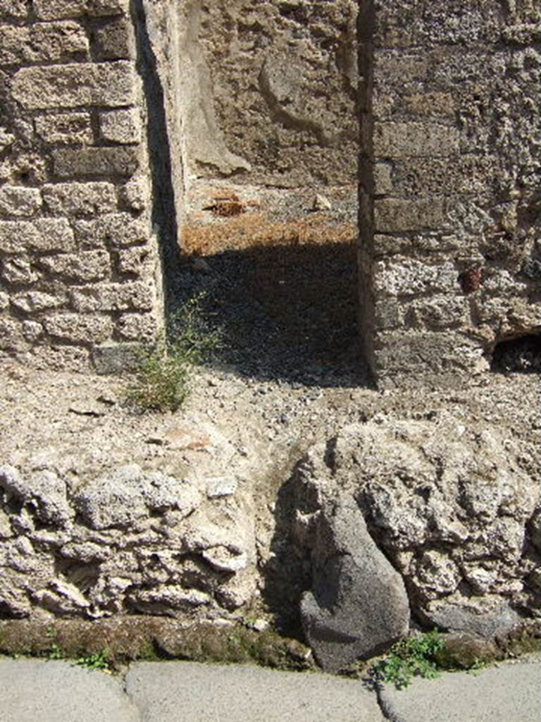 VII.6.36 Pompeii. September 2005. Looking east towards entrance and road outside.