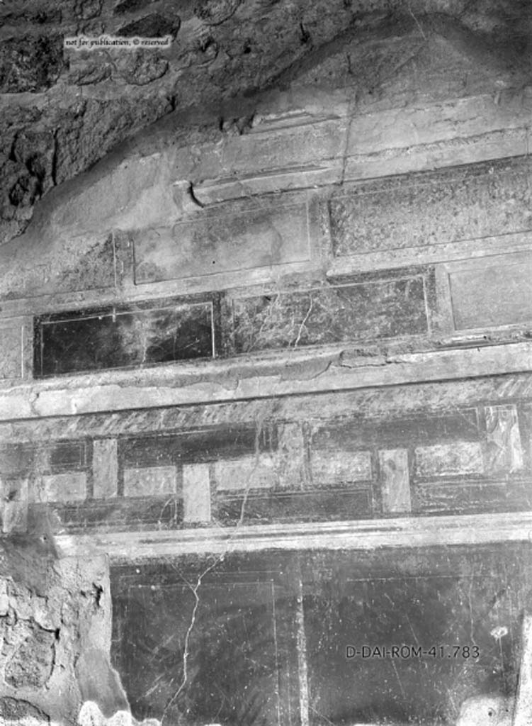 VII.6.38 Pompeii. c.1930. Room 29, detail of painted wall decoration
DAIR 41.783. Photo © Deutsches Archäologisches Institut, Abteilung Rom, Arkiv.
See Pernice, E.  1938. Pavimente und Figürliche Mosaiken: Die Hellenistische Kunst in Pompeji, Band VI. Berlin: de Gruyter, (tav. 56.3, above.)
