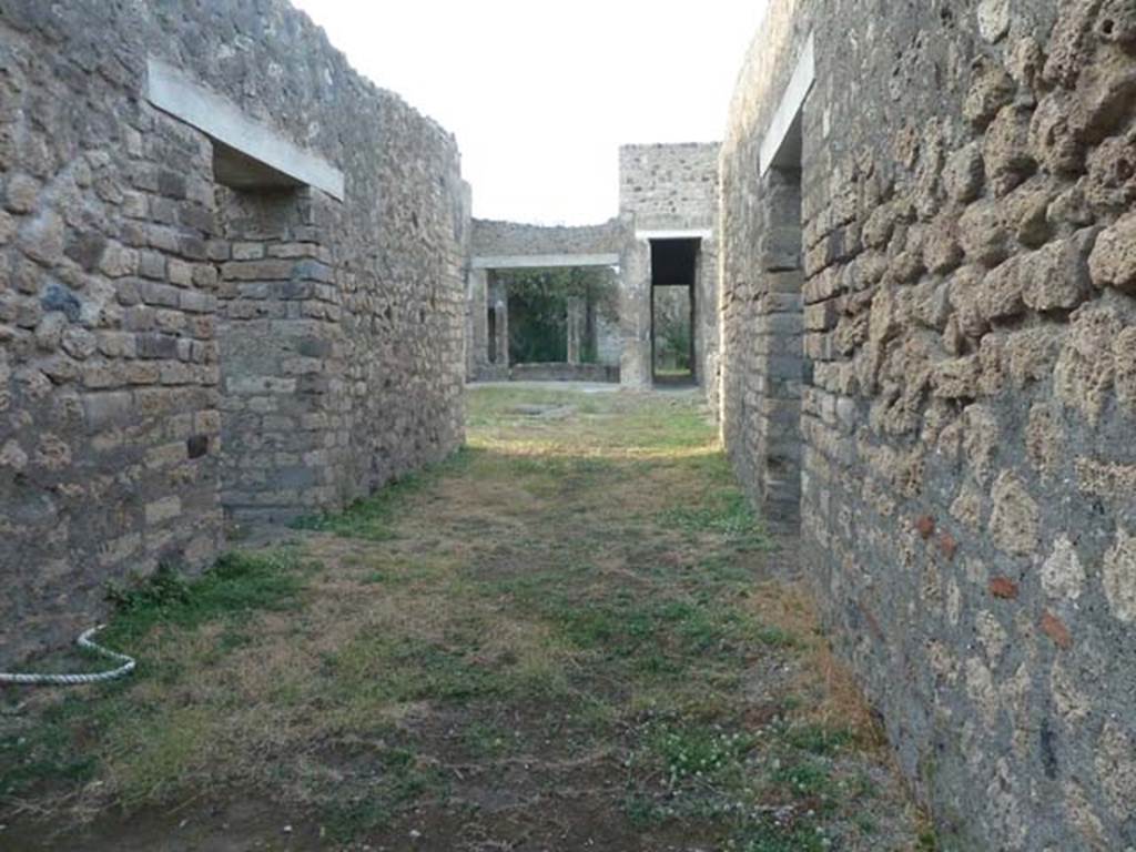VII.7.2 Pompeii. September 2015.
Looking north from entrance doorway towards atrium “f”, tablinum “k” and corridor “l” (L) to rear.