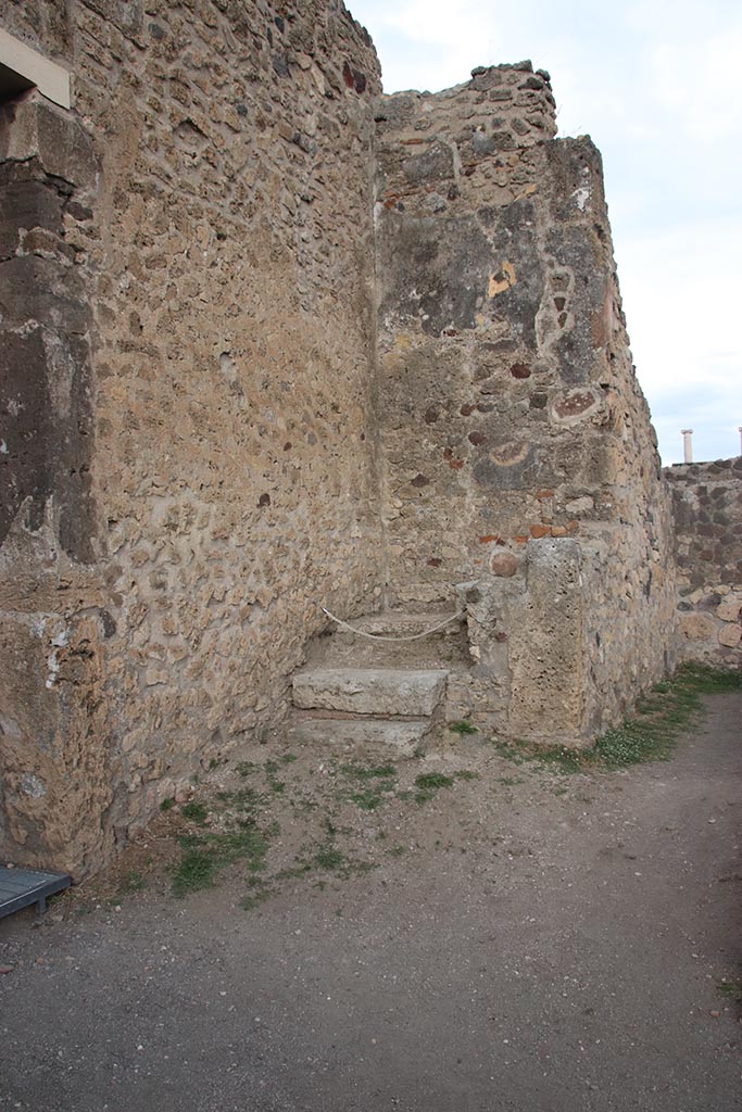 VII.7.2 Pompeii. October 2024.
Atrium “g”, looking east towards steps in north-east corner. Photo courtesy of Klaus Heese.