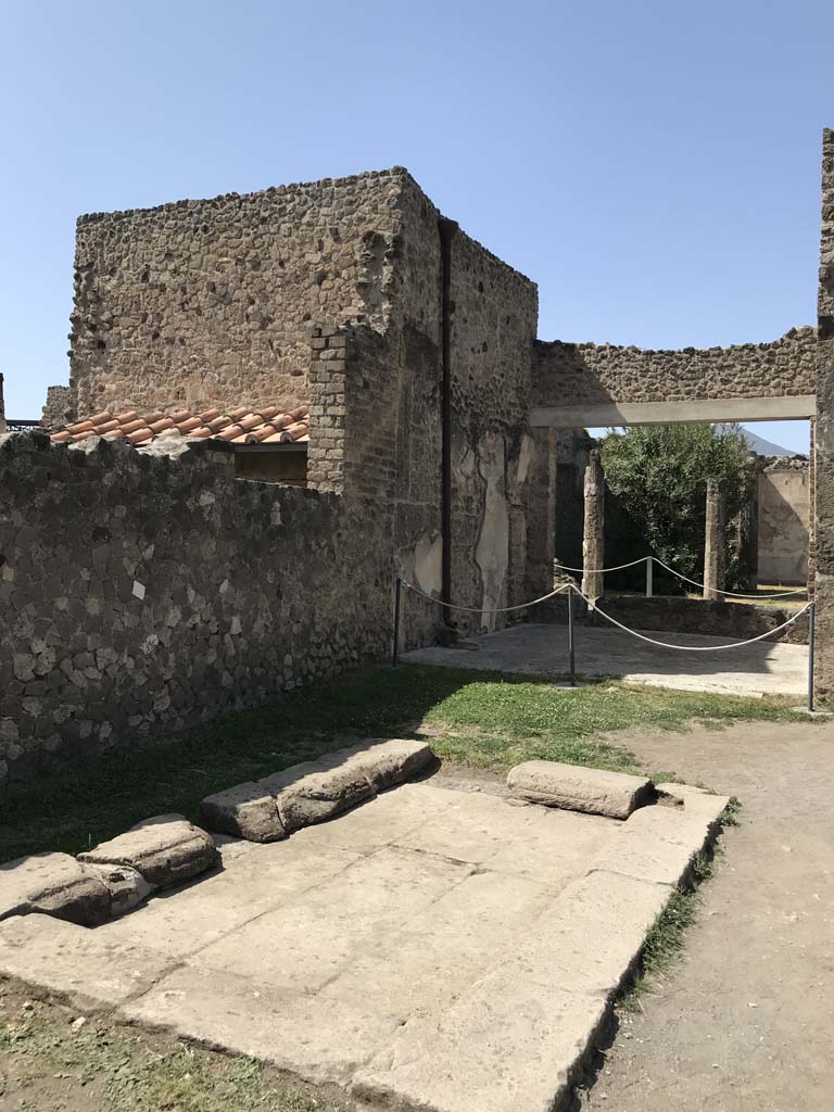 VII.7.2 Pompeii, April 2019.
Looking north-west across impluvium “g” in atrium, towards tablinum “k”. Photo courtesy of Rick Bauer.
