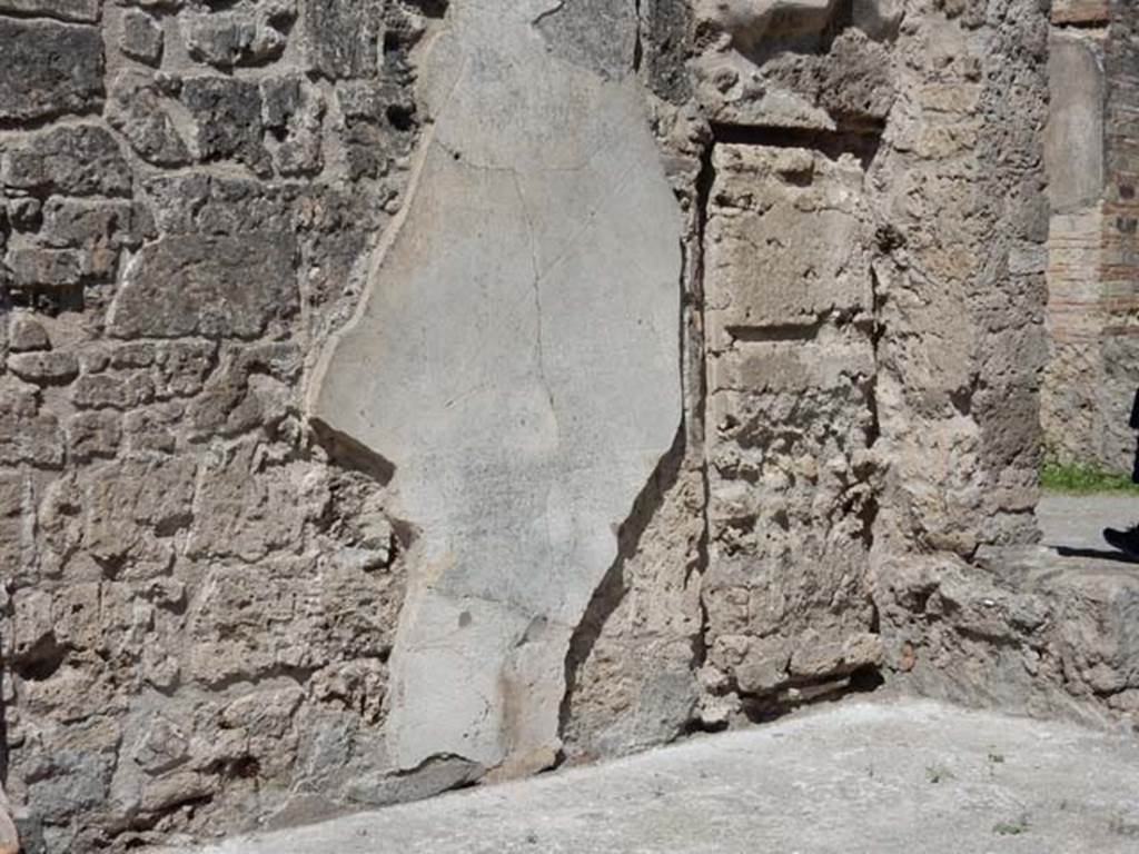 VII.7.2 Pompeii, May 2018.
Detail from west wall of tablinum “k”, with blocked doorway connecting to house at VII.7.5. Photo courtesy of Buzz Ferebee.